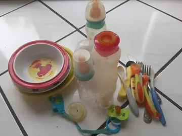 Ensemble assiettes, biberons 🍼, titines et couverts bébé 🚼