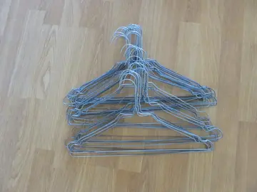 36 cintres métalliques