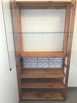 Meuble vitrine avec étagères et porte bouteilles