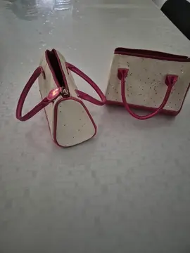 poupée et sac