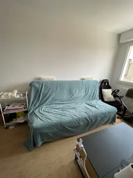 canapé clic clac en très bon état avec housse