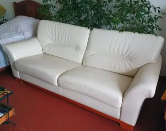 canapé cuir beige et bois