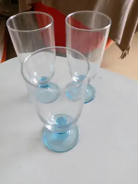 3 verre sur pieds