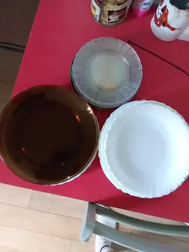 un lot d'assiettes