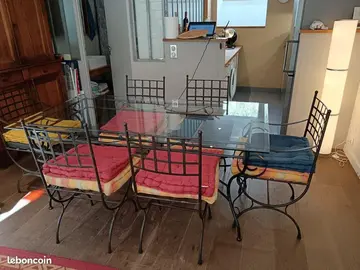 Table en verre avec 4 chaises et 2 fauteuils