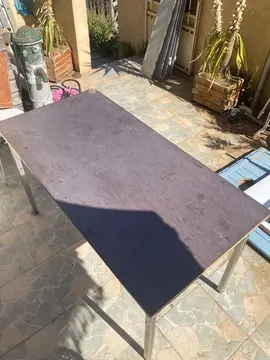 table très abîmée mais bien stable
