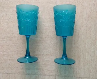 verre sur pieds en plastique