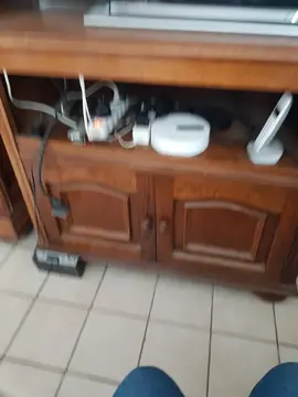 table ronde, vaisselier, meuble de télé