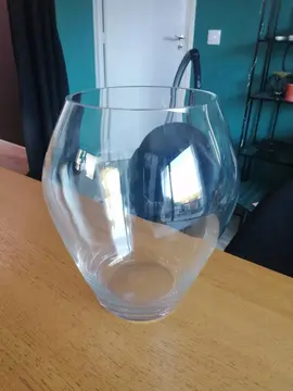 Vase en verre transparent