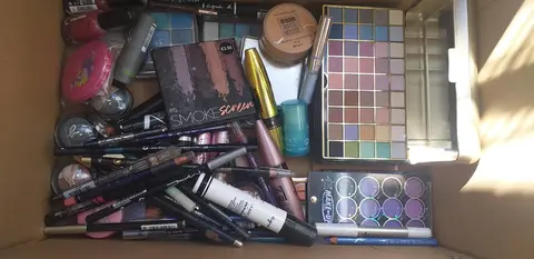 gros lot de maquillage et d'échantillons de cosmet5