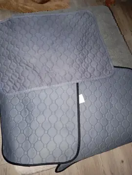 3 petits tapis gris