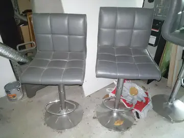 Lot 4 chaises/tabourets type bar