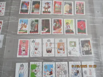 24 timbres oblitérés Lapins crétins / Contes de Perreault