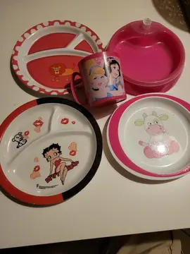 Lot assiettes et tasse pour bébé / enfant