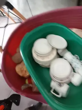 Tasses à café, sous tasses et assiette à dessert