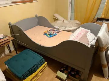 Lit en bois avec tiroirs dessous