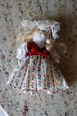 petite poupée en porcelaine