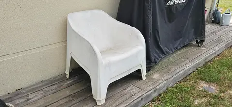donne 2 fauteuils blancs en plaqtique