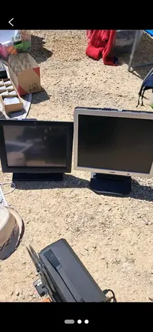 2 écrans d ordinateur