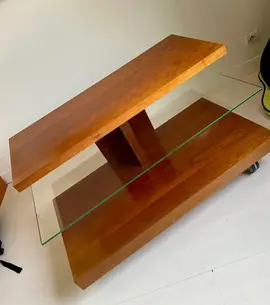 Meuble TV en bois et verre sur roulettes