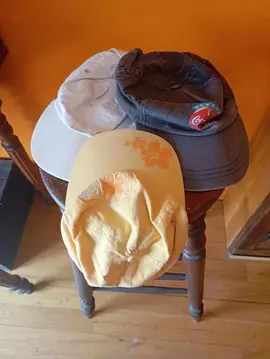 3 casquettes