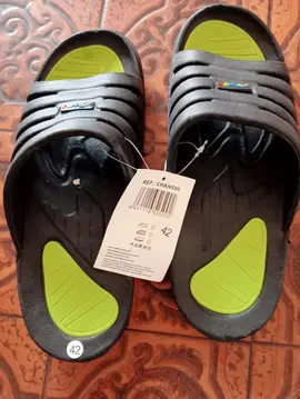 claquettes neuves 42