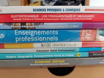 Donne 8 livres scolaire "cap et bac pro" voir photo