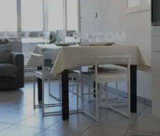 donne 4 chaises