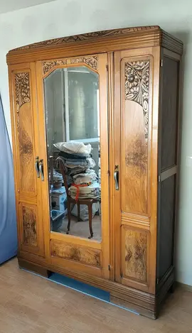 Armoire en bois avec miroir de plein pied