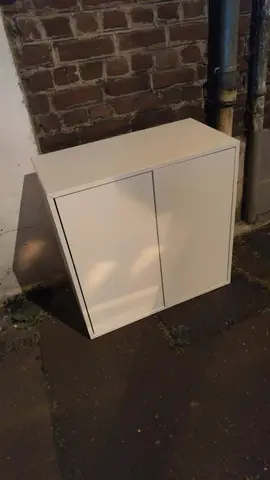 meuble en bois couleur blanche avec portes et étagères