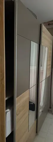 grand dressing armoire avec porte coulissante.