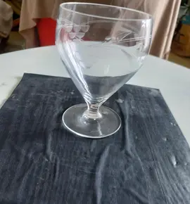 1 petit verre sur pieds