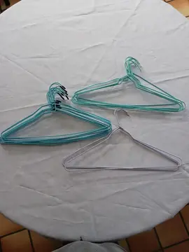 20 cintres en métal plastifié