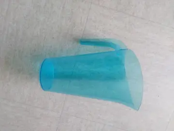 pot en plastique bleu