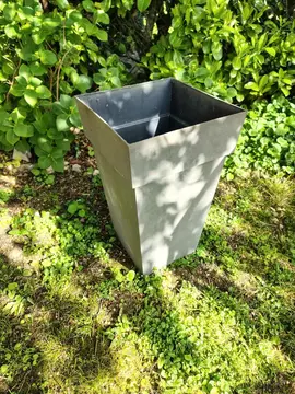 Grand pot de jardin en plastique gris