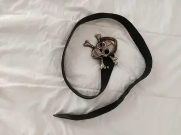 Ceinturon cuir. Boucle à changer. Elle est devissable