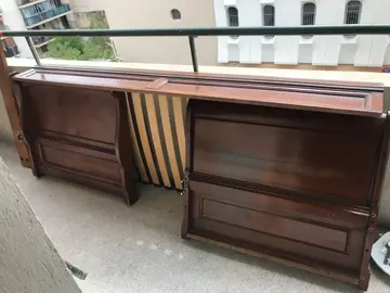 table en fer/ lit en bois/ sommier/ meuble tv.