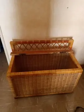 Coffre bois et osier. Le couvercle est à refixer