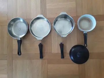 casseroles et poelle