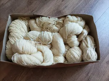 pelotes de laine beige