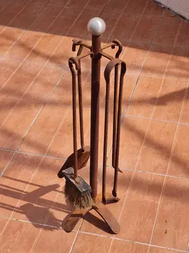 Serviteur avec quatre accessoires pour entretenir un feu de bois