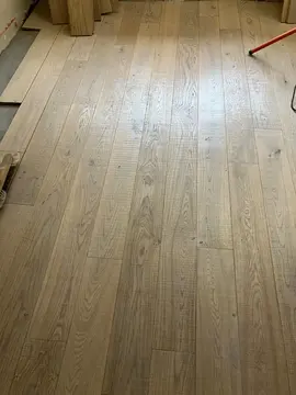 Plancher en chêne acheté 130€ le mètre À peu près 25 mètres carrés