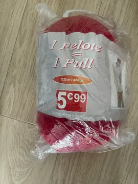 Grosse boule de laine rouge