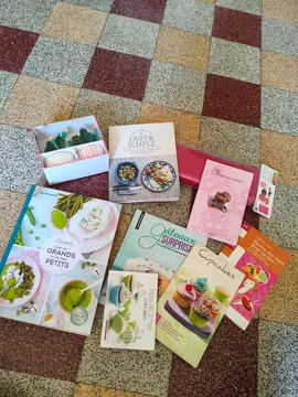 lot de livres de cuisine et moule cupcakes