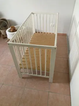 Lit bébé à barreaux en bois IKEA