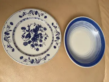 deux assiettes (creuse et dessert)