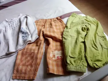 donne 2 pantalons taille 3 4 ans et un pull blanc 4 ans