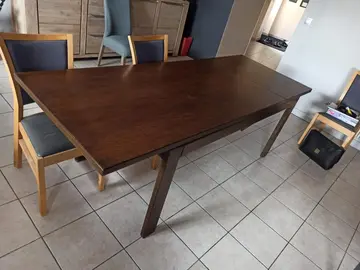 table en bois et chaises