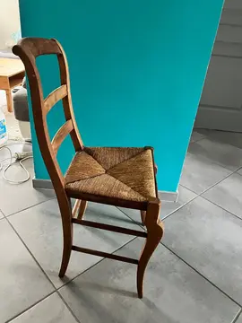 deux chaises en bois à réparer