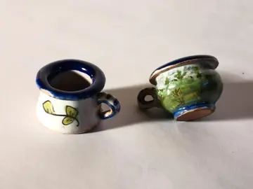 Mini récipients anciens en porcelaine polychrome